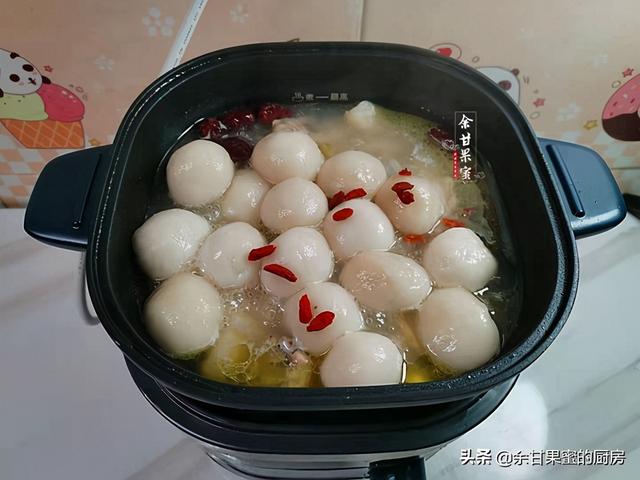 鸡汤芋圆，芋圆无馅无糖，软糯Q弹，一碗下肚暖胃暖身