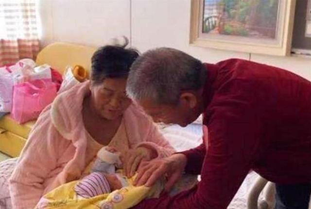 你的育儿经|67岁高龄产妇太有福气！女儿成为“妹妹奴”，自己也年轻了20岁