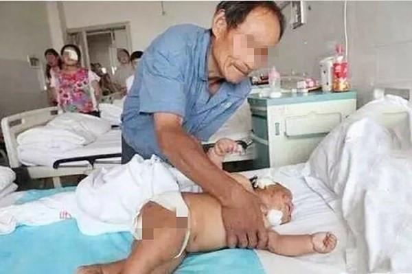 【超级宝妈】5年前男婴吃奶时咬疼妈妈，被妈妈划伤脸蛋，现在的他怎样了？