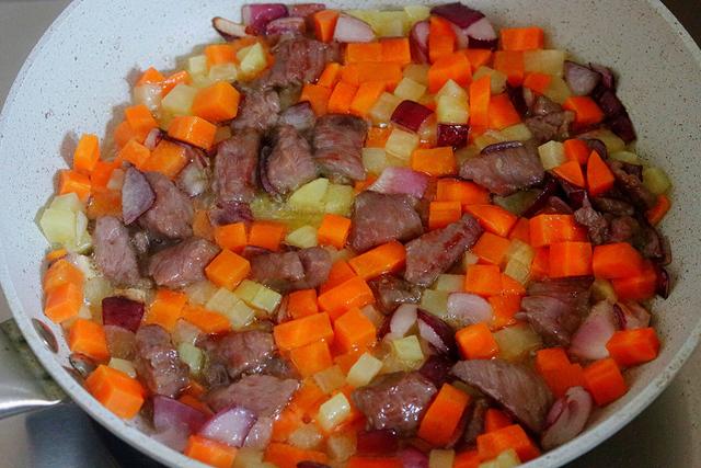 比蛋炒饭还耐吃，有菜有肉一大盘不够吃，简单方便，10分钟就好