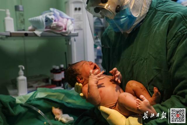 「你的育儿经」感染新冠肺炎的孕妈妈产女23天后，一家三口终于团聚了