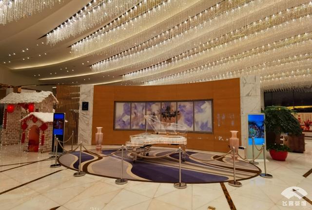 #旅行柚子君#入住外号“马桶圈”的五星酒店，因造型奇特成为地标，内部挺豪奢