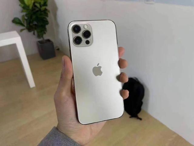 iphone12价格出现暴跌？其实是为引人关注，果粉好处不大