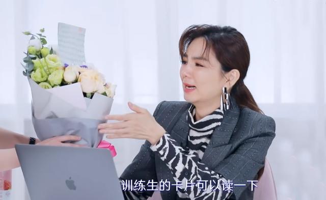 青你2合作舞台Ella感动全场，蔡徐坤汪苏泷圈粉，Jony J像个观众|资讯早知道