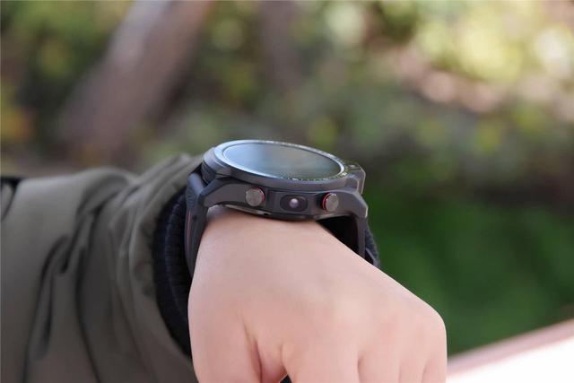 支持语音通话，能安装APP，双向拍照，Jeep智能运动手表
