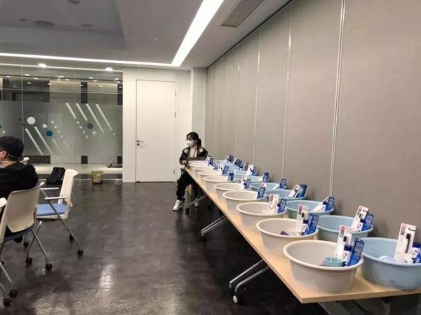 光明网▲阿里花式复工第一天，吃饭像高考，电梯像火锅