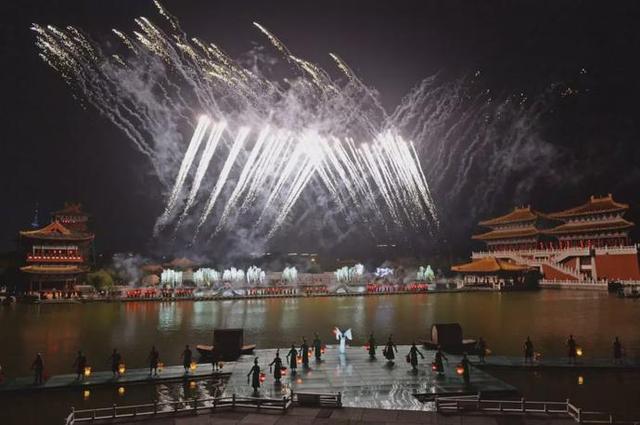 我的天！蔡徐坤、Angelababy、郭麒麟等跑男家族成员齐聚清明上河园！穿宋装、玩穿越，一起揭开这里的神秘面纱|影视交流地