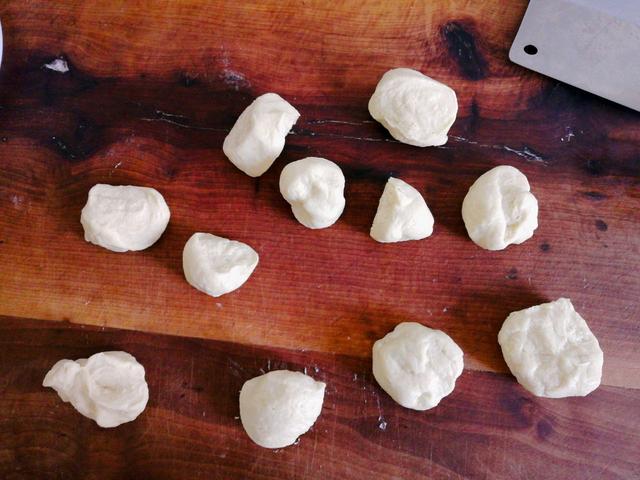 想吃麻花不用买，自己在家也能做，外酥里软，满满的儿时味道