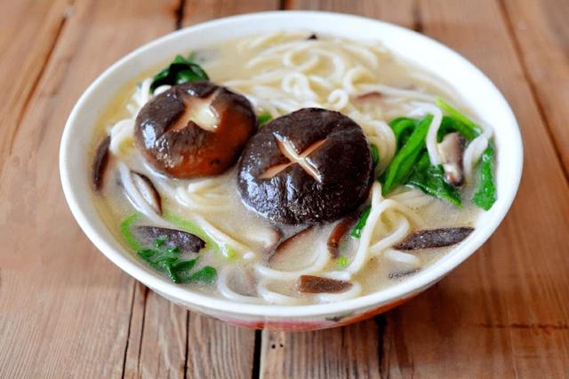 原来蘑菇面条这样做更好吃，简单易学又营养解馋，最后汤汁都不剩