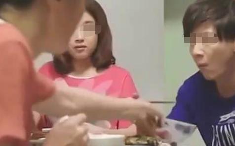 「你的育儿经」“一口饭都没给我留么”，90后宝妈喂完孩子没饭吃，怒掀餐桌