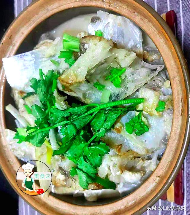 鱼头芋头煲此做法，鲜美滋补，营养高热量足，冷天吃它暖胃又暖身