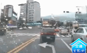 「你的育儿经」曝光!居然有人抱着小孩开车!