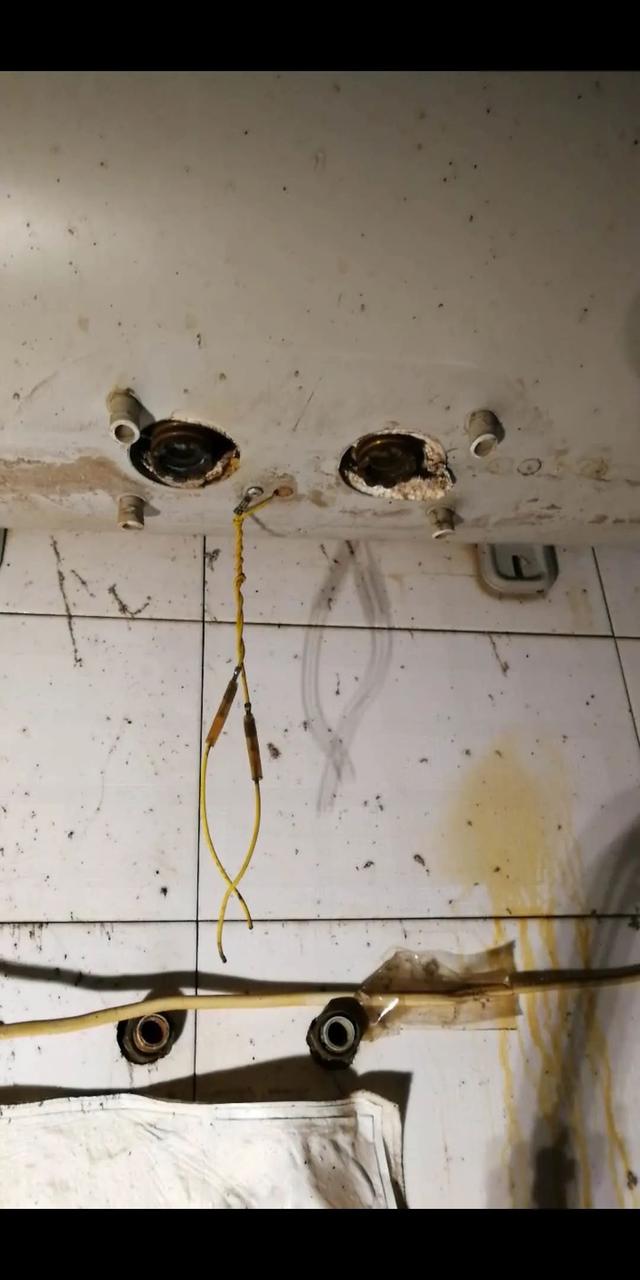 纪夏浮梦|夫妻俩正给1岁娃洗澡，电热水器突然爆炸！一个细节让人泪目