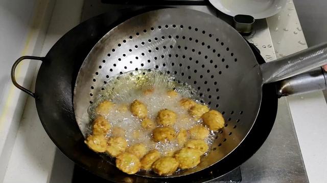 香炸素萝卜丸子这样才最酥脆好吃，不加水不回软，外焦里嫩不油腻