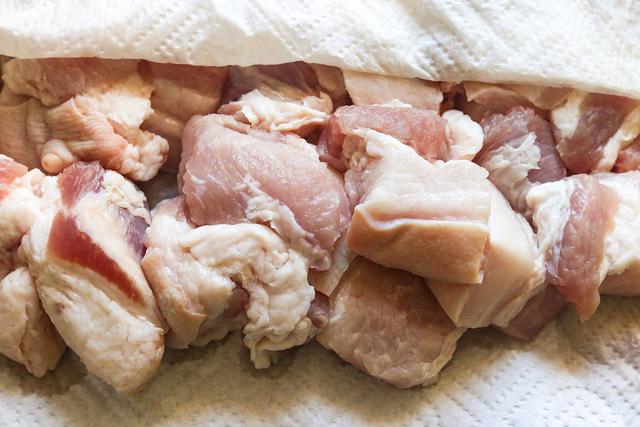 做红烧肉不用炒糖色，一样颜色红润有焦糖味，牢记这2招，真香