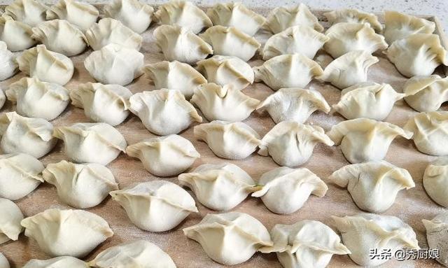 包白菜饺子，记住老师傅的“2放2不放”，饺子鲜嫩多汁，特好吃