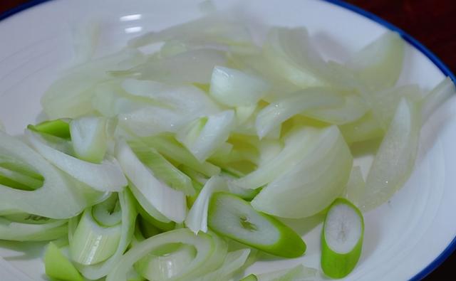 猪蹄这种做法，Q弹软烂，孩子老人吃了补钙比钙片强，家常又简单