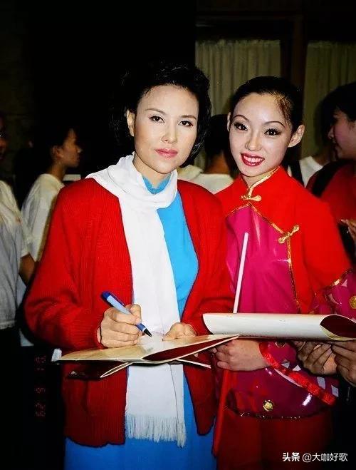 「fun娱乐」歌唱家芦秀梅在丈夫入狱后，出场费从5万降到2千，55岁患癌身亡！