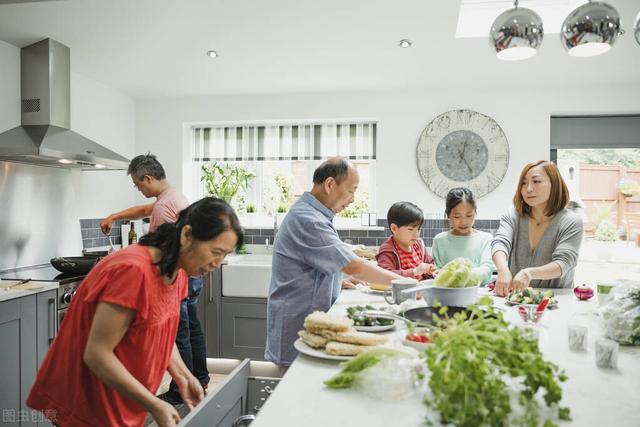 “老夫妻养老两个儿子家轮流住”：晚年的底气，是靠自己给的