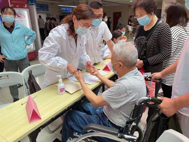 中医药大学|泾县百姓家门口看名医，上海中医药大学医疗专家走进皖南山区学党史、办义诊