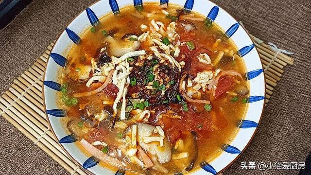 天冷了给家人做一锅酸辣汤，做法简单，暖胃驱寒，成本只需5元钱