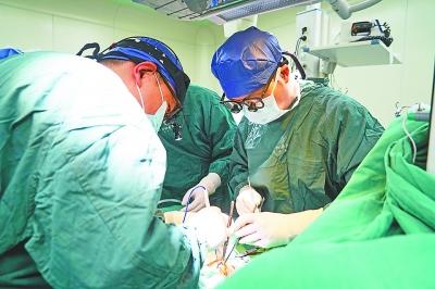 萱萱|出生24天巴掌宝宝放大镜下“补心”