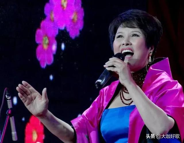 「fun娱乐」歌唱家芦秀梅在丈夫入狱后，出场费从5万降到2千，55岁患癌身亡！