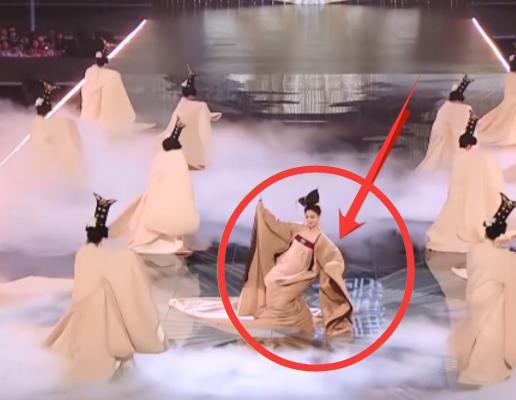 喵酱|热舞时上衣不慎滑落，佟丽娅淡定2招救场，这情商绝了