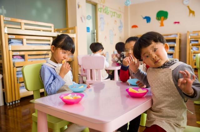 幼儿园办跳蚤市场，女儿两手空空回家，宝妈质问老师后连连道歉