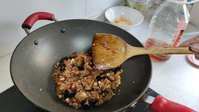 鸭子|年夜饭的重头菜，这样浓油赤酱的八宝酱鸭你会做吗？