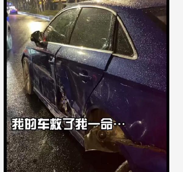 奥迪A4被撞报废，车主感谢爱车2年陪伴，车如兄弟