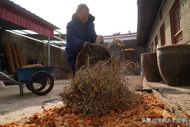 山西大叔做无本生意，用红柿土法烧美酒，足不出户1个月赚5万