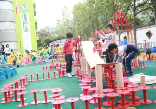 你的育儿经|当建构区搬到了户外，孩子能搭出一整个世界