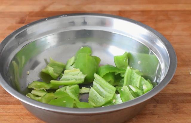 最近茄子和土豆火了，简单一做，我家一周吃6次，比吃肉还过瘾