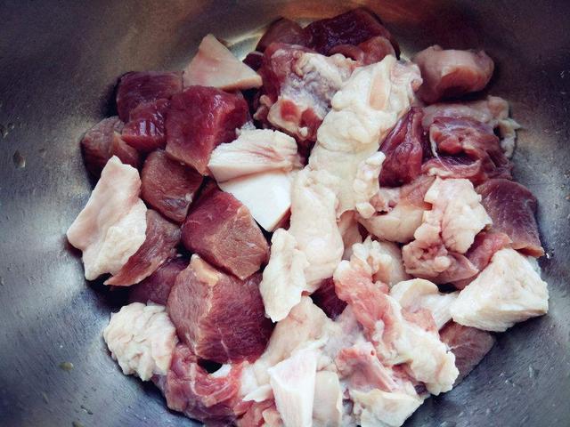 天冷就该吃炖菜，教你萝卜炖牛筋的秘制做法，营养美味又好吃解馋