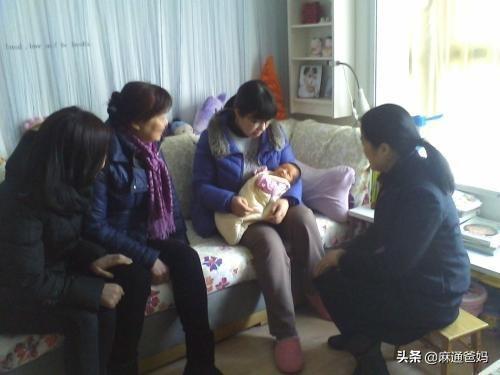超级宝妈@婆婆说的坐月子方法，六月天都手脚冰凉，传统坐月子到底对不对