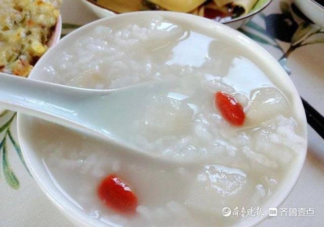 简单易学！壹粉教你6步做雪梨枸杞粥，清心润肺又好喝