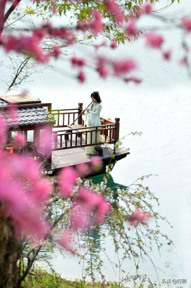 「旅行百事通」江西庐山下藏着中国版小马尔代夫，住水上小木屋，看春花满山遍野