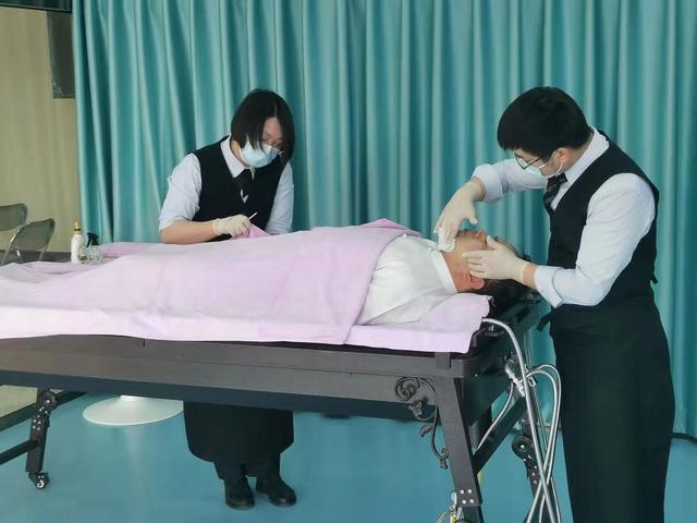 路桂军|为了更理解患者，他给自己办了一场“葬礼”