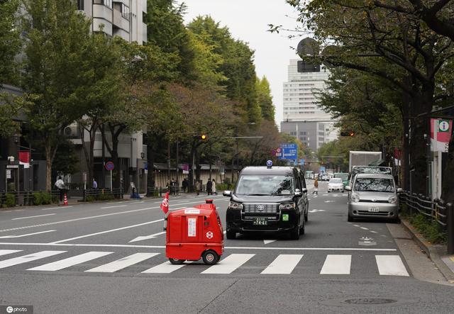 机器人|日本自动行走送货机器人上路试运营 往返邮局医院之间