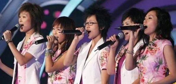 选秀鼻祖“快乐女声”举办已16年，2004那年夏天的“超女”，一个过气，一个消失匿迹电影工厂