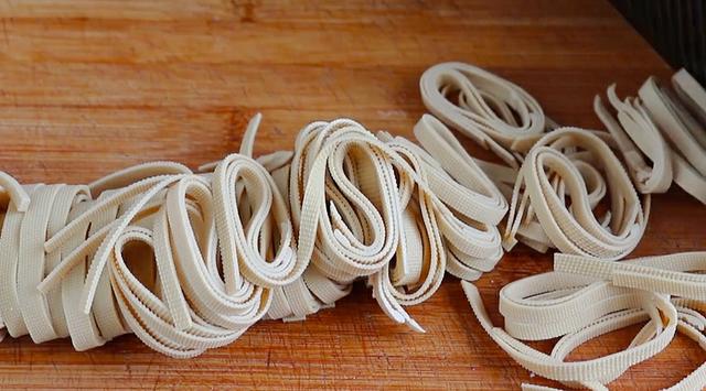 草鱼怎么做才好吃？这样一次炖一锅不嫌多，出锅后连汤汁都不剩