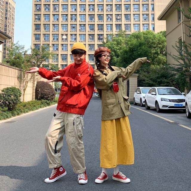 普拉达女王情侣出街穿搭技巧