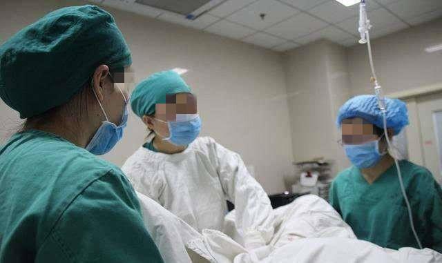 「你的育儿经」产妇顺产时,不小心在产床上解决“生理需求”,医生却夸做得好
