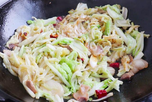 白菜炖豆腐怎样做才好吃？教你这3招，白菜上桌连汤汁都能喝完