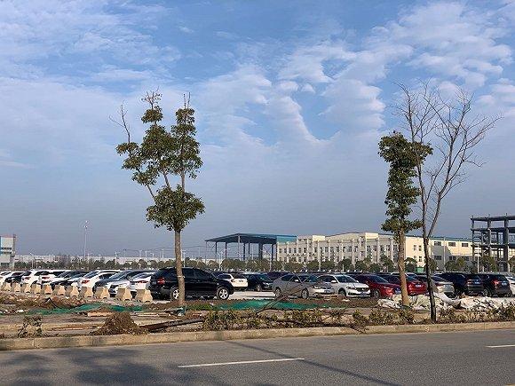 「新闻晨报」申晨间｜直击上海特斯拉复工首日：单人座大巴运送员工入厂，安保防疫升级