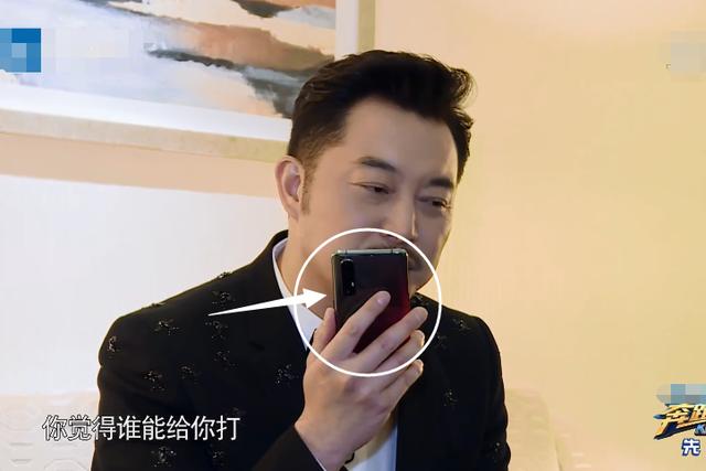 跑男节目组统一配备手机，别人的都很简单，只有蔡徐坤的不一样电影工厂