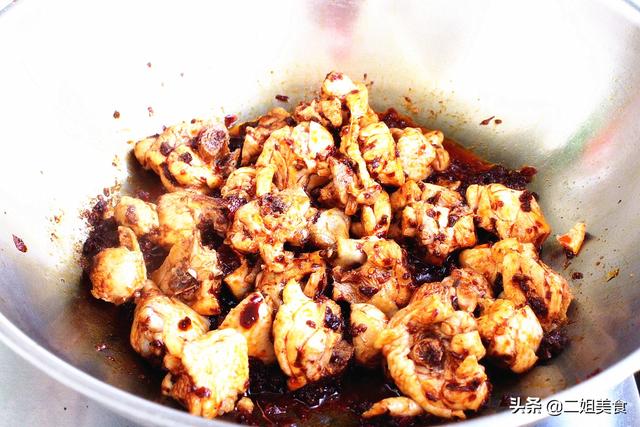 给家人炖鸡肉，别直接切块就下锅了，这3个部位毒素多，要去干净