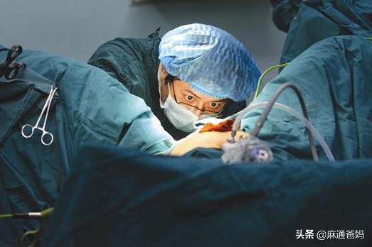 [超级宝妈]年轻产妇被紧急送入医院，剖腹产后生子，医生说家人太狠了