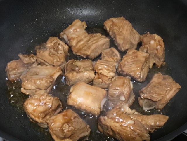 炖排骨时，有人先焯水有人直接炖？厨师长：做错了，教你正确做法